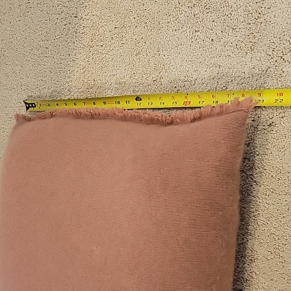 Vince 100% cashmere 21" plush pillow mauve color - Picture 6 of 7